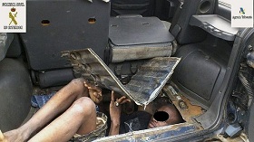 Fotografía de archivo de un migrante oculto en el doble fondo del maletero de un coche