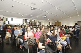 La sala de ensayos del Kursaal se llenó de jóvenes lectores