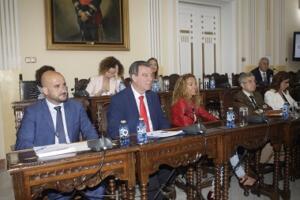 El consejero de Seguridad Ciudadana, Isidoro González (izqda), ayer en el Pleno de Control