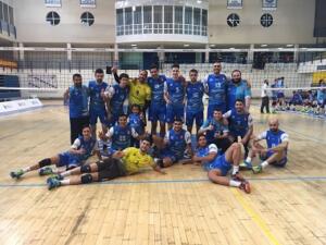 Los jugadores del Club Voleibol Melilla celebran la victoria al final del encuentro