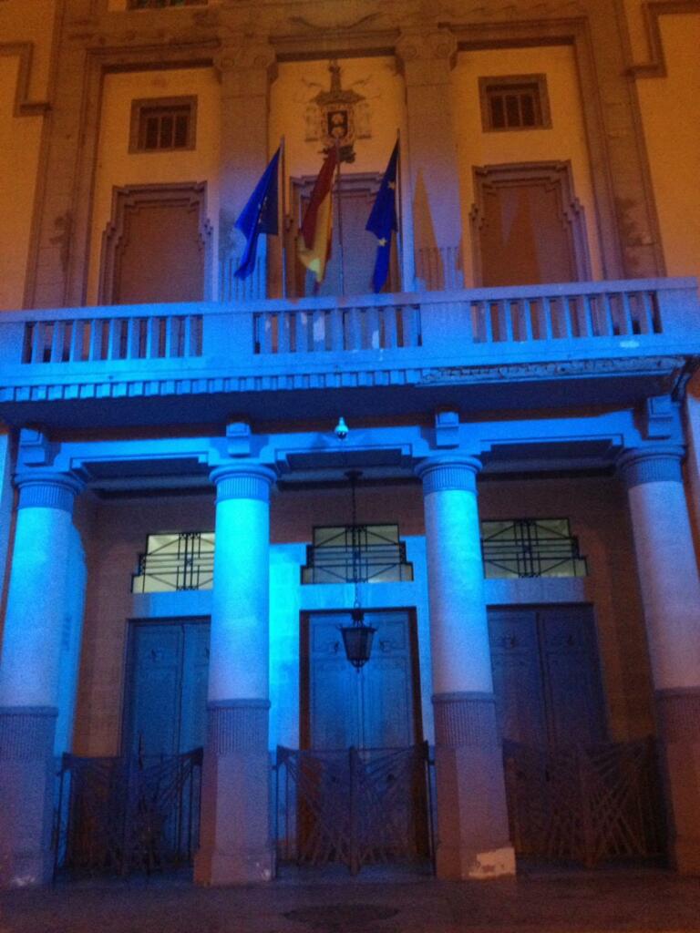 La fachada del Palacio de la Asamblea luce de azul