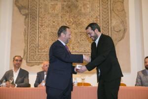 Heredia entrega la medalla a Rojano