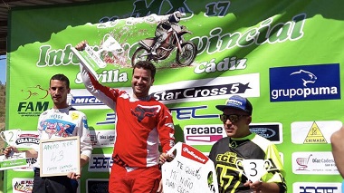 Borja Casimiro subió al podium para recoger el premio por su doble triunfo
