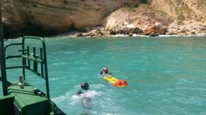 Un pescador vio el cuerpo en el mar y dio aviso a la Guardia Civil. La Unidad de Policía Judicial se ha hecho cargo del caso