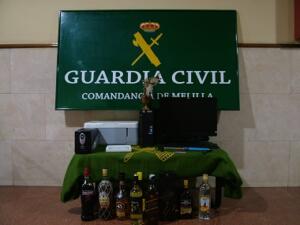 La mercancía robada estaba valorada en 1.800 euros, y los daños causados para entrar, en más de 200