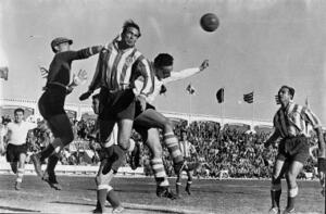Partido de Liga Primera División (20/1/1952). Estadio Varela. Atlético de Tetuán vs Santander (5-1). Pachón y Castillo despejan el balón ante la atenta mirada de Humanes. (Foto familia Humanes)