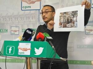 Ahmed mostrando la imagen del inmueble que se encuentra en el interior del Parque Hernández