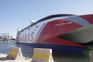 El ferry ‘Volcán de Teno’ atracado en el Puerto de Melilla