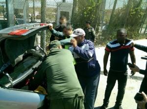 Marruecos detuvo al conductor del coche, que atropelló a un gendarme, y se hizo cargo de los migrantes, que iban escondidos en el maletero