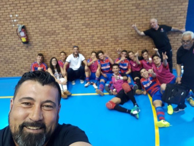 Los jugadores y los miembros del cuerpo técnico barcelonistas realizaron un selfie sobre la misma pista de juego del Municipal de Benahavís