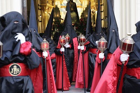 Nazarenos en la salida procesional del Cristo Humillado de Melilla