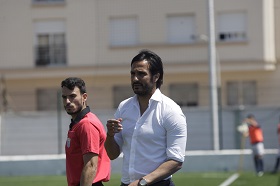 Aloisio, entrenador del River Melilla C.F., dando instrucciones a sus jugadores en el encuentro del pasado sábado ante el Dos Hermanas San Andrés