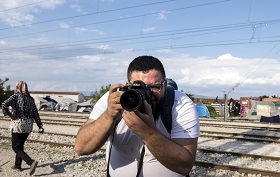 Jesús Blasco de Avellaneda con su cámara en el campamento de Idomeni (Grecia) el pasado año