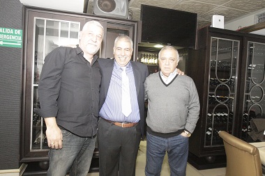 Amaruch Hassan junto a dos miembros de su junta directiva