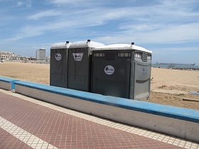 Baños portátiles situados a la altura de la playa de los Cárabos