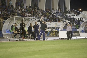 Julio Cobos, entrenador de la Real Balompédica Linense, dando órdenes a sus jugadores desde el banquillo