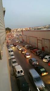 Una imagen de los atascos que se forman en la calle General Villalba, vía que da acceso a la frontera de Beni-Enzar