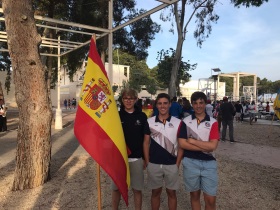 Miguel Dueñas, Israel Martínez y Fidel Moga posando junto a la bandera de España