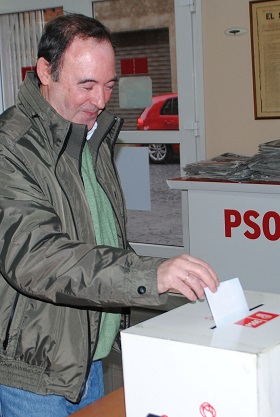 El diputado local, Francisco Vizcaíno, votando en la sede