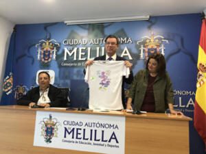 Guillermo Vallejo, Antonio Miranda e Inmaculada Pérez, con la camiseta conmemorativa
