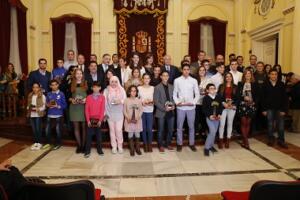 Foto de familia de los premiados de la edición del año 2015