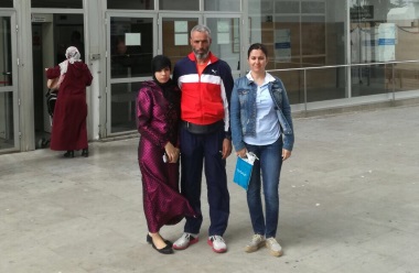 Farid y Sukaina, tío y prima de Naira, ayer junto a la presidenta de Intercultura