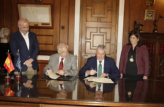 Momento de la firma del acuerdo del Centro Asistencial