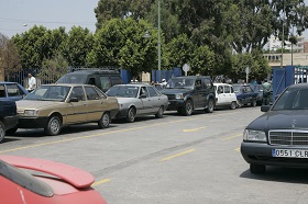 Vehículos esperando a cruzar al frontera de Beni Enzar