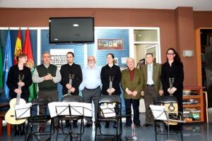 Los músicos con los directivos de la casa regional