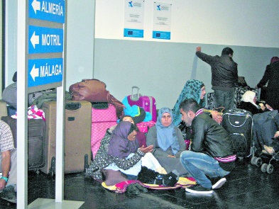 Una familia siria, esperando para viajar de Melilla a la península