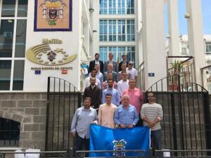 Antonio Miranda y los entrenadores melillenses de los equipos locales de categoría nacional, que son todos de Melilla, posan para la tradicional foto de familia