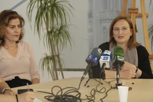 La codirectora del seminario, Sagrado Segado, junto a la académica Roberta Di Rosa