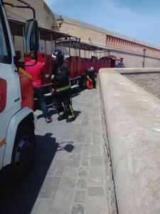 El tren turístico se quedó atascado en la subida de la calle Concepción al tomar la curva cercana al Museo Militar