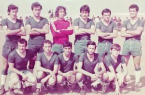 Foto 1. Equipo CF. Industrial Melilla - Campo Santa Barbara - año 1980. De pie de arriba izqda. 1.-Seba, 2.-Salido, 3.-Salva Botello, 4.-Pedro, 5.-Lupi, 6.-Diego Bernal, agachados 7.-Quique Ventaja?, 8.-José Mari, 9.-Paquillo, 10.-Silva y 11.-Manuel Garcés García "Manolete".