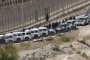 Guardias civiles en el perímetro fronterizo que separa Melilla de Marruecos