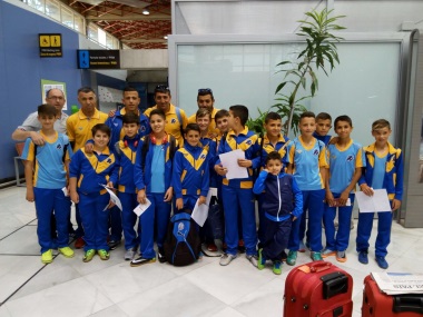 Los expedicionarios posando todos juntos en la terminal del aeropuerto de nuestra ciudad, justo antes de partir hacia tierras peninsulares