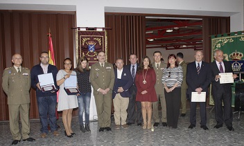 Foto de familia de los homenajeados, junto al comandante general y autoridades militares