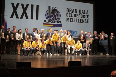 Foto de familia de todos los premiados de la XXII Gala del Deporte de la APDM, celebrada el pasado año