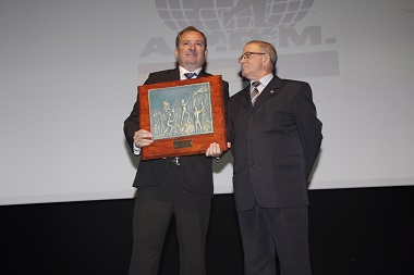 Javier Guillot, presidente de la Federación de Triatlón, recibe el Premio Pedro de Estopiñán