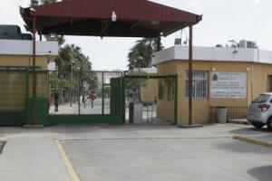 Cuando HRW viajó a Melilla a finales de marzo, en el CETI había 880 personas, de las cuales había al menos 350 solicitantes de asilo, medio centenar por su orientación sexual