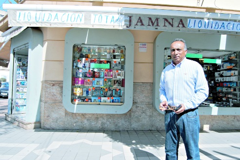 El comerciante Ramesh Ramchand a las puertas de su negocio Jamna