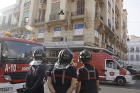 Bomberos durante las revisiones de edificios tras el terremoto
