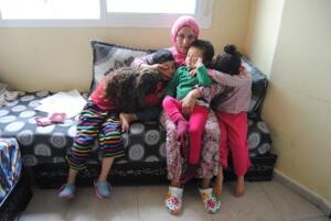 La madre, Samiha, junto a sus cuatro hijos con nacionalidad española de 2, 3, 5 y 8 años