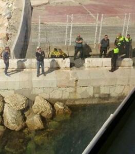 Servicios de seguridad y del puerto atienden a dos de los polizones que se tiraron al mar tras chocar