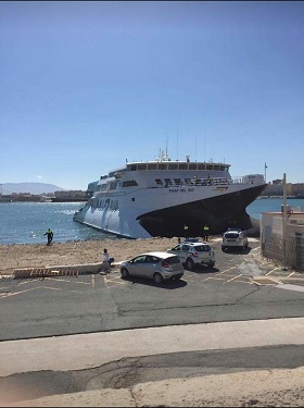 Imagen del buque ‘Pinar del Río’ después de que impactara con el muelle del puerto de Málaga