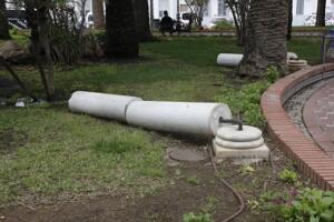 Las columnas del parque, tiradas y rotas sobre el césped