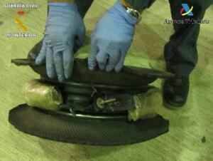 En el interior de las llantas de las cuatro ruedas y en la de repuesto había un tubo con droga