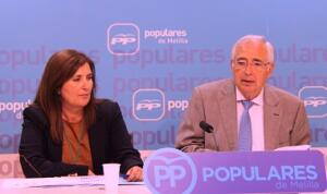 El presidente de Melilla y del PP regional, Juan José Imbroda, junto a la secretaria de Empleo de la formación popular, Esther Azancot, ayer en rueda de prensa