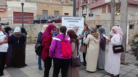 Miembros de la asociación ASIS desarrollando la campaña informativa