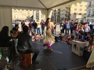 Centenares de familias se acercaron al espectáculo de flamenco que mantenían en la carpa